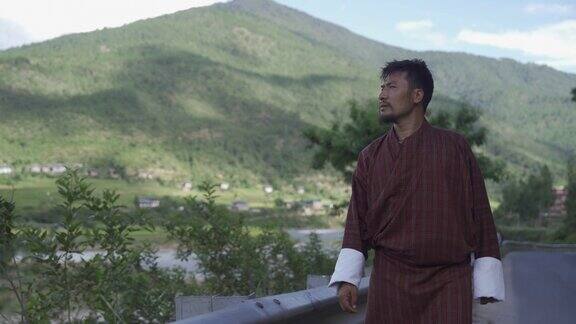 不丹成熟男子走在普那卡山谷的路边
