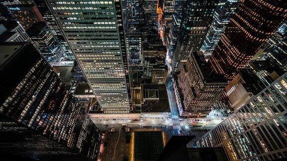 夜晚的城市交通摩天大楼