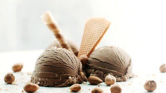 巧克力冰淇淋上面有杏仁和榛子装饰