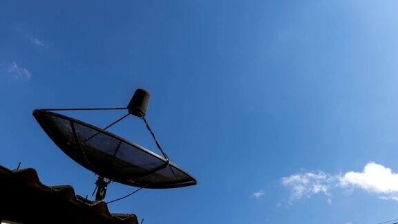 蓝色天空和云背景下的黑色天线通信卫星碟形天线的延时