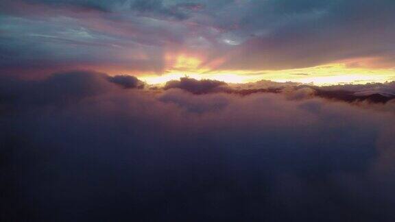 美丽的日落云景与阳光穿过乌云4K无人机
