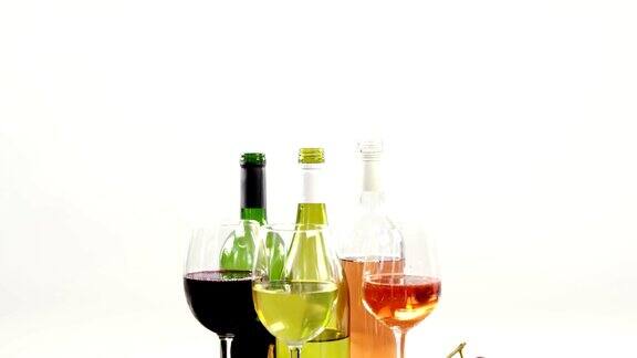 葡萄和葡萄酒放在木板上