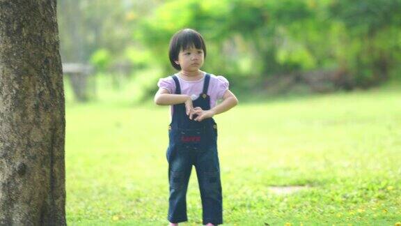 亚洲小女孩在花园里玩