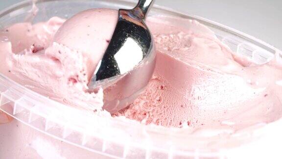 草莓冰淇淋勺的特写