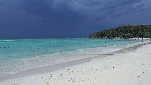 白色的沙滩和暴风雨的天空利普岛