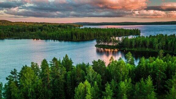 空中的荒野景观与湖泊被森林包围在瑞典-4K自然野生动物天气