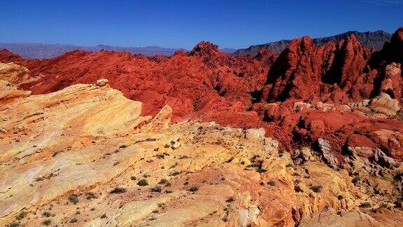 鸟瞰图上的红色和白色的沙漠山和岩层