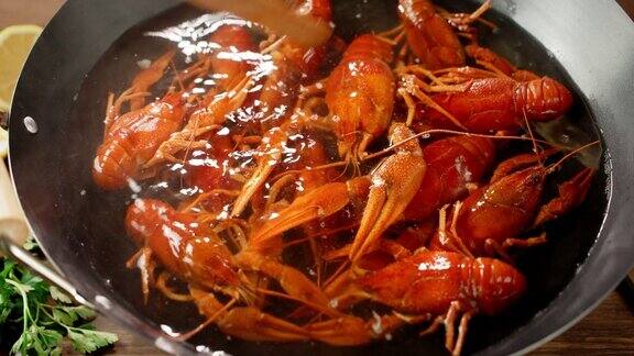 小龙虾在锅里用开水煮