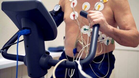 医生通过病人胸部的电极来测试病人的生命参数心脏诊断装置在病人身上