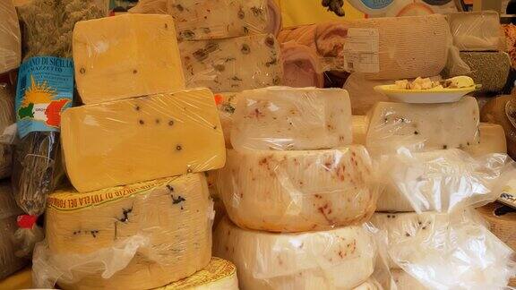 奶酪头不同种类的自制硬奶酪街头食品奶酪制品零售山羊奶酪有机硬奶酪帕尔马干酪街头市场烹饪展览或博览会