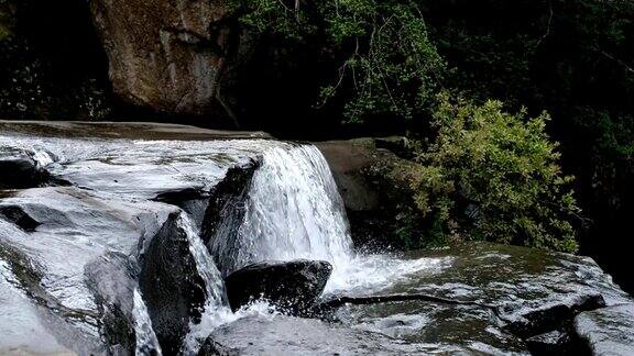 河流流过岩石流入一个美丽的岩石池