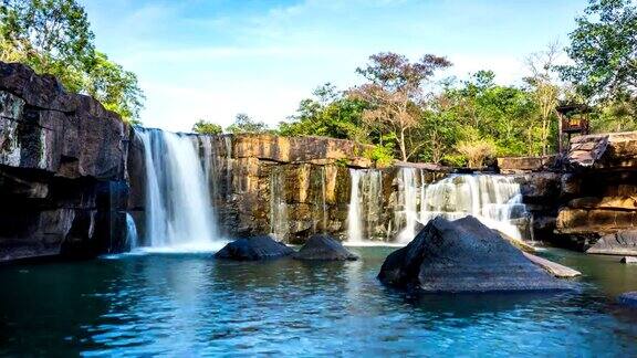 美丽的瀑布小溪塔德顿瀑布泰国Chaiyaphum时间流逝拍摄