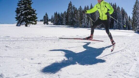 越野滑雪者全功率滑上山滑雪