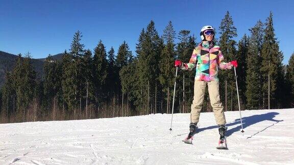 女子滑下滑雪道后停拍