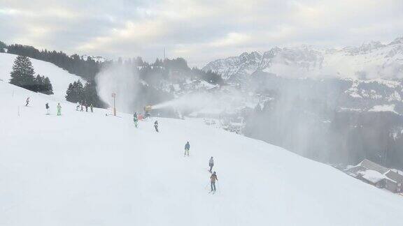 Flums瑞士滑雪场在雪山的树林在冬天的一天