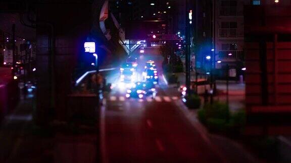 东京城市街道上的微型交通堵塞的夜间延时