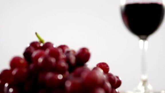 葡萄和红酒放在木板上