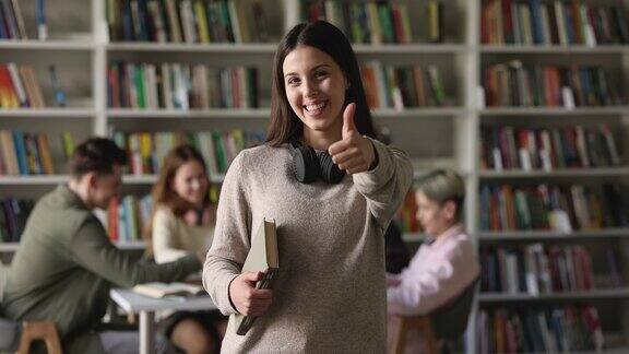 站在图书馆的女学生对着摄像机竖起大拇指