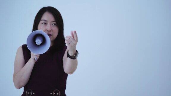一个亚洲女人在用扩音器播报