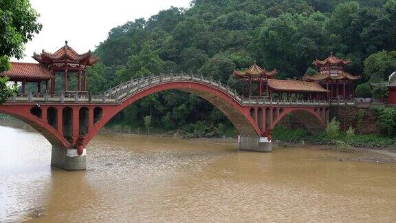 中国四川乐山的豪尚拱桥东方佛园和河景