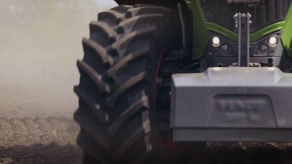 拖拉机在耕地上行驶的农业拖拉机农业领域