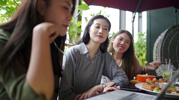 三个年轻女人在吃商务午餐