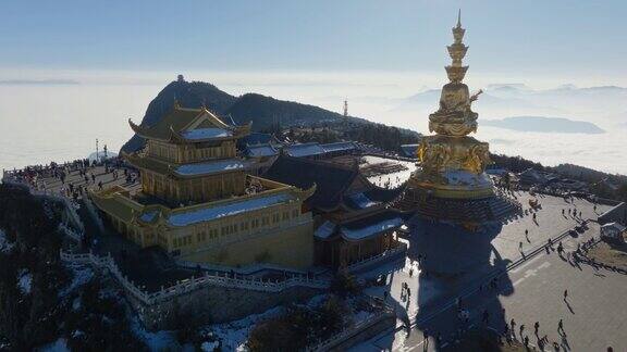 金顶峨眉山在阳光灿烂的冬日与游客旅游云海中国四川