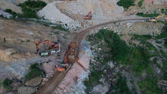往下看挖掘机正在建筑工地修路