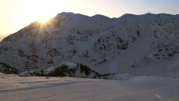 滑雪胜地上空的空中日出
