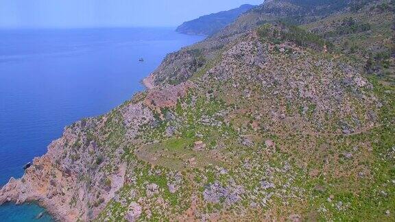 在西班牙马略卡岛巴利阿里岛附近的西海岸岩石海岸线的Arial视图