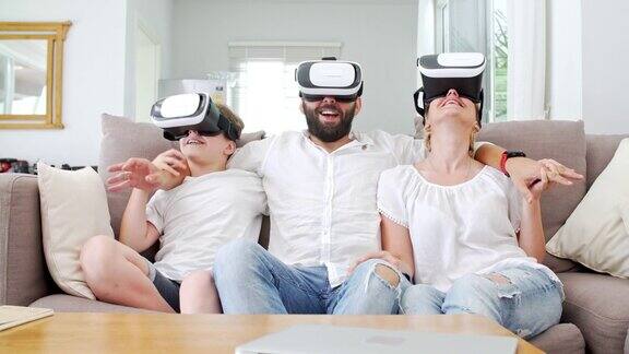 家庭在家里使用VR头盔