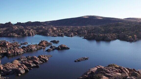 无人机视图花岗岩戴尔和沃森湖在普雷斯科特AZ