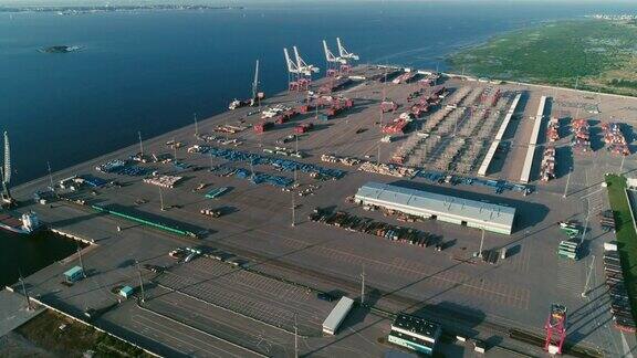 从空中俯瞰圣彼得堡的货港无人机拍到的一个货港