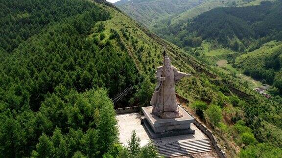 中国山西省雁门关长城上杨柳郎雕像的航拍照片