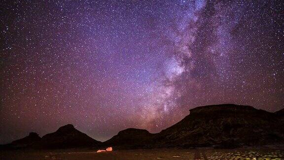 在埃及白沙沙漠露营时银河穿越夜空的时间流逝电影