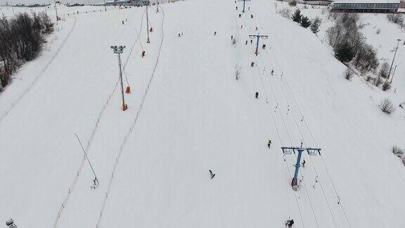 冬季的滑雪胜地鸟瞰图