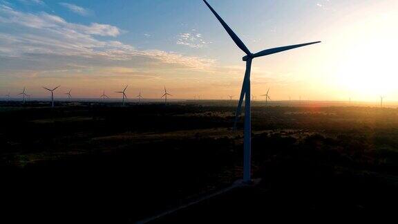 阳光照耀德州风力涡轮机风电场