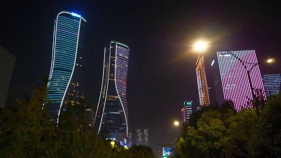 夜间照明杭州市区现代建筑前全景4k中国