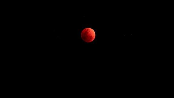 血月在夜空中绕着地球转