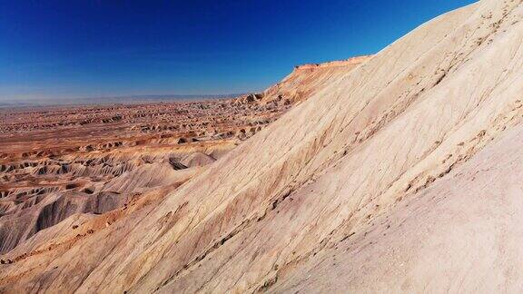 展示无人机拍摄的条纹侵蚀砂岩悬崖的Bookcliffs(地质构造)和加菲尔德山在大Junction和Palisade的高沙漠科罗拉多州在充满活力的蓝天下