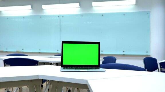 教室里的笔记本电脑显示绿色色度键屏背景中的技术:技术背景