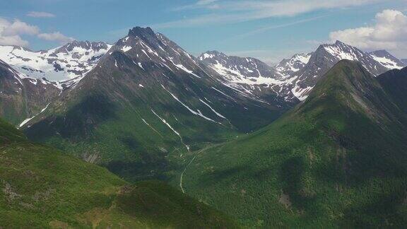 挪威夏天Sunnmore阿尔卑斯山的风景鸟瞰图