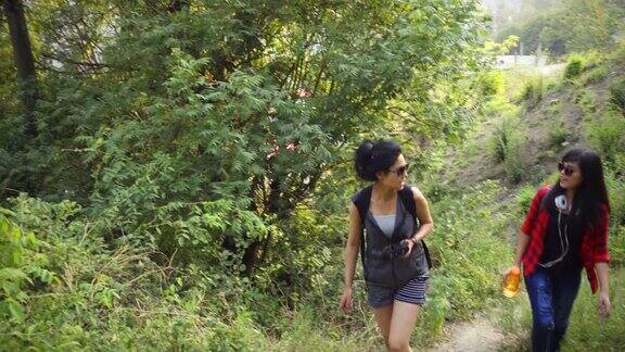 在山林中徒步旅行的年轻女子