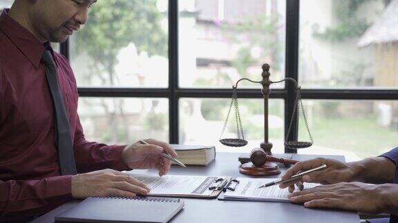 与律师的商务会面男律师与客户的咨询商人、顾问、律师事务所、税务