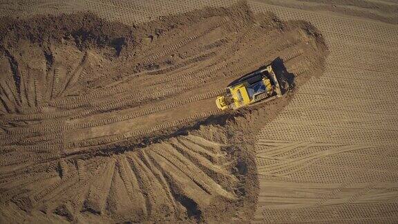 推土机挖掘粘土-无人机拍摄的俯视图
