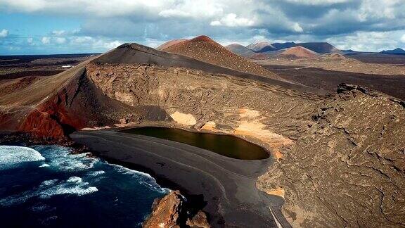 ElGolfo火山湖鸟瞰图兰萨罗特加那利群岛西班牙