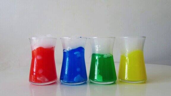 装有多色液体的玻璃用于化学分析