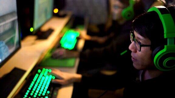 职业男性在网吧玩电脑游戏的玩家