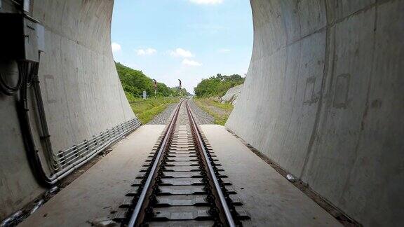 火车驶出隧道