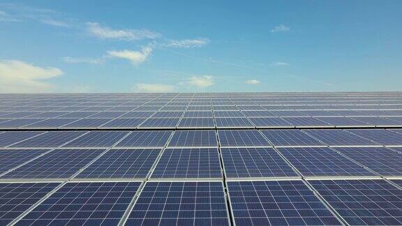 工业建筑屋顶安装蓝色光伏太阳能板产生清洁生态电力生产可再生能源的理念